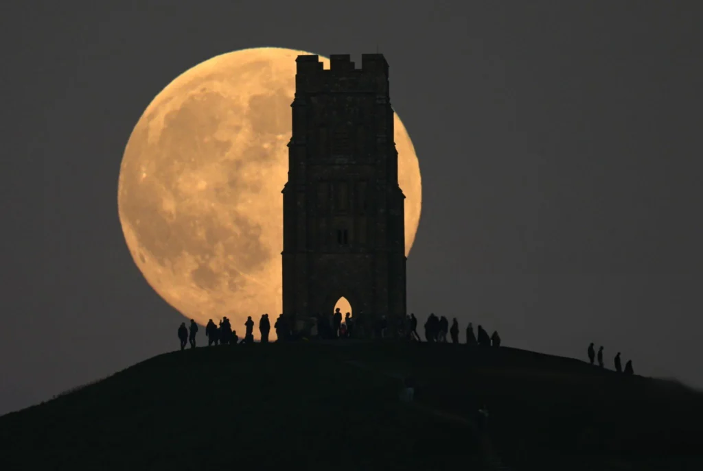 Fullmåne oktober 2025 över Sverige" / "Jaktmånen i Väduren 2025