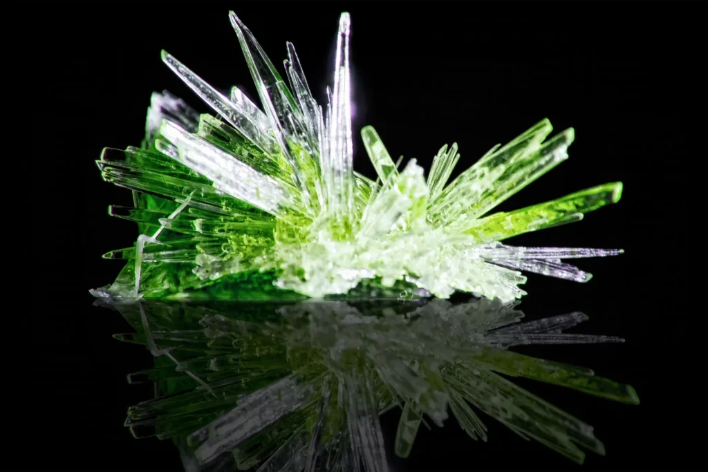 Klara gröna kristaller på svart bakgrund