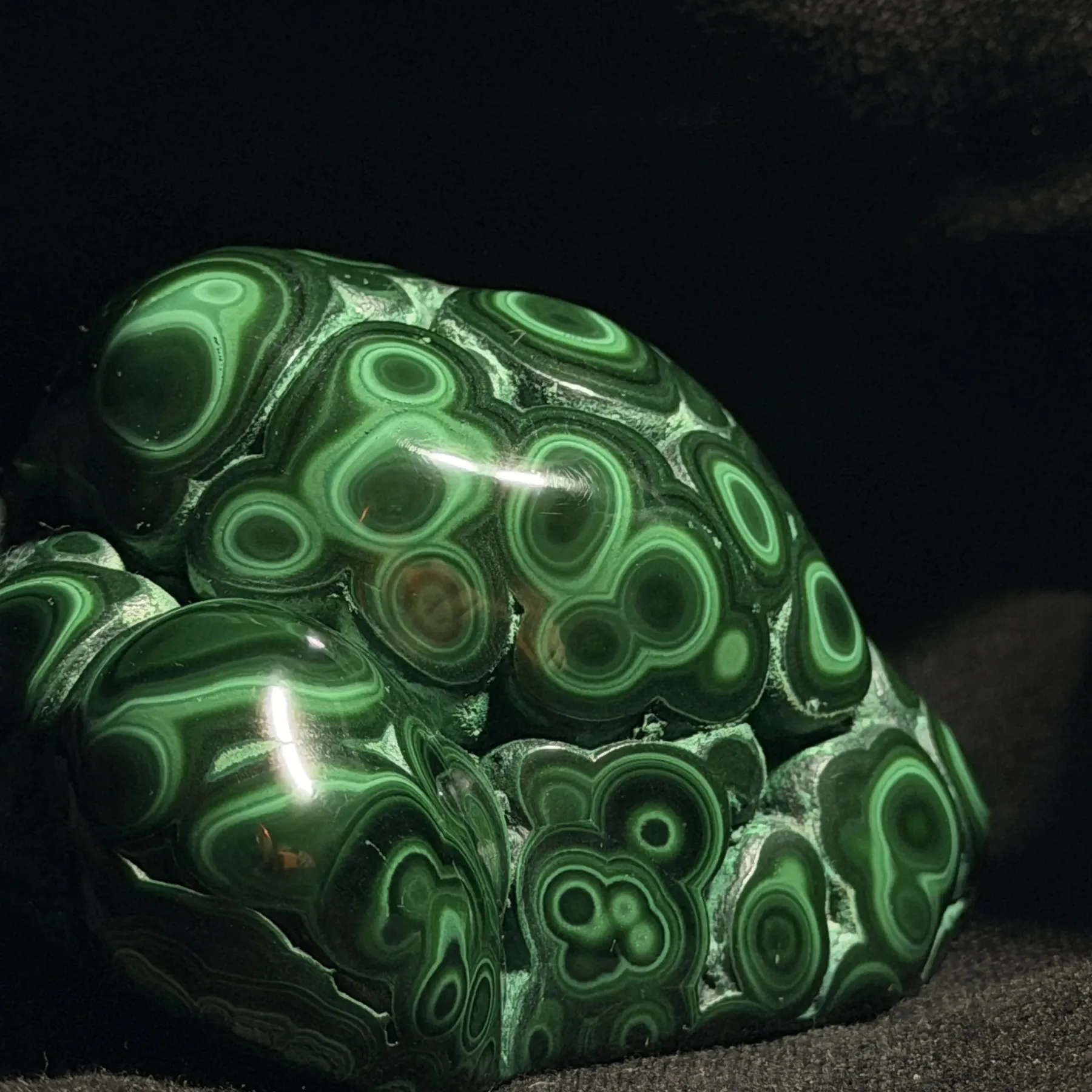 Grönrandig malakitsten med unika mönster